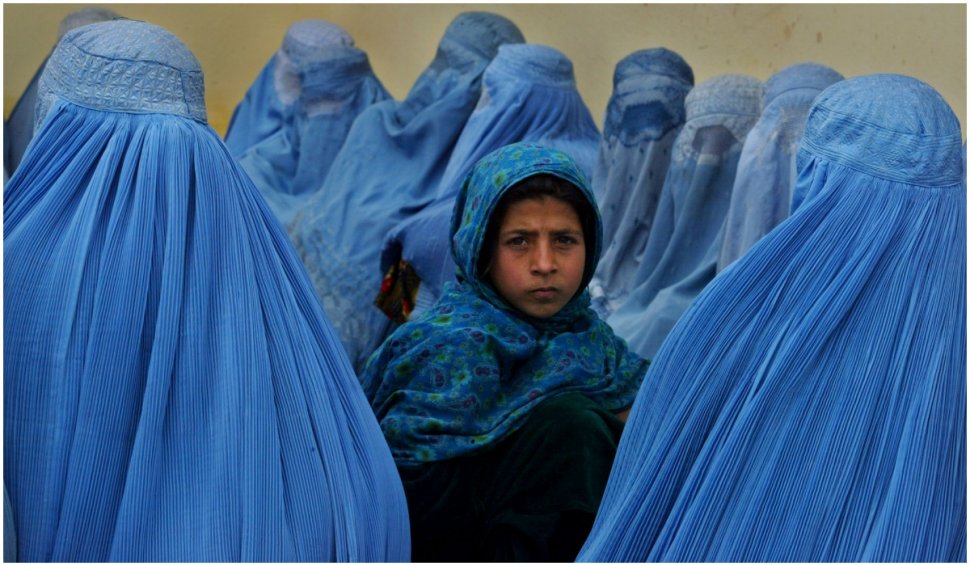 Talibanii sfătuiesc femeile afgane să stea acasă: ”Soldații nu sunt antrenați să le respecte”
