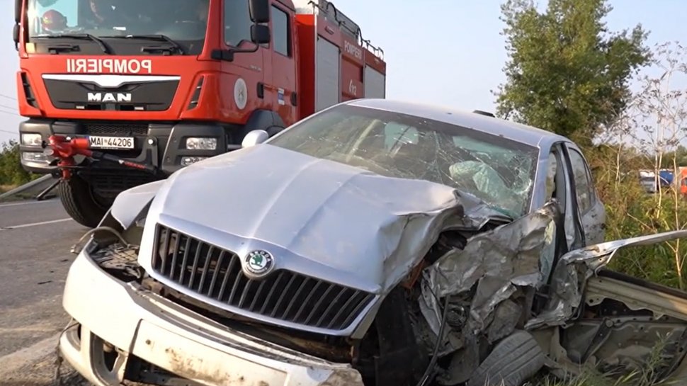 Un şofer a supravieţuit ca prin minune, după un accident cu două TIR-uri şi o maşină