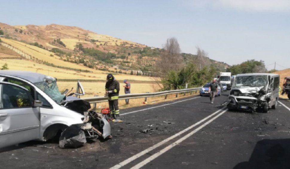 Microbuz plin cu români spulberat într-un accident cumplit în Italia. Sunt 9 răniți, iar o tânără de 21 de ani a murit 