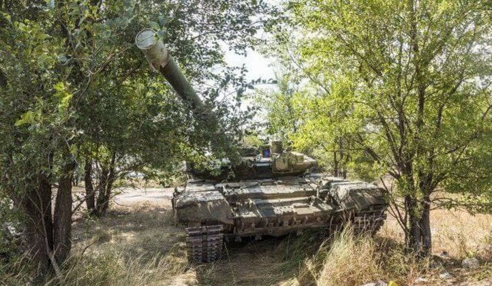 Un tanc rusesc T-90, abandonat la o groapă de gunoi de recruți ceceni plecați la rugăciune