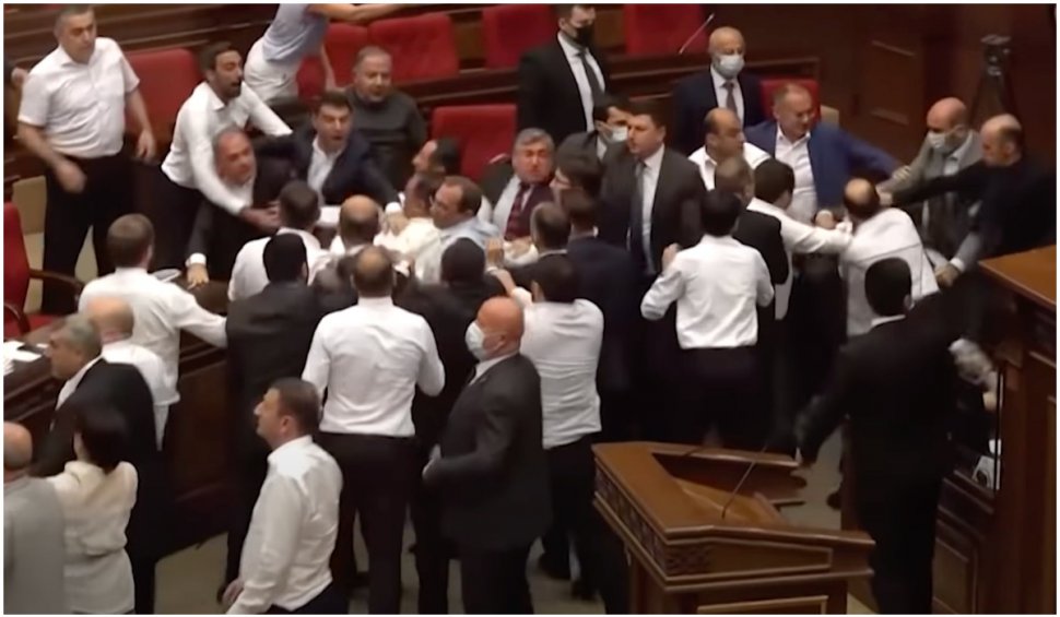 Bătaie cu pumnii și picioarele în Parlamentul Armeniei