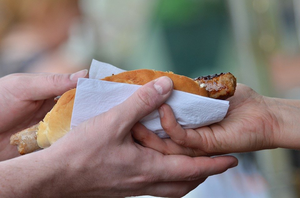 Consumul unui hot dog scurtează viata cu 36 de minute - studiu