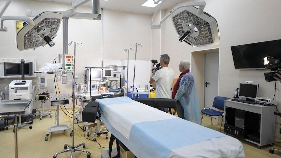 Incident în sala de operație. Lampă căzută în capul asistentei în timpul unei intervenții, la Spitalului Municipal din Lugoj