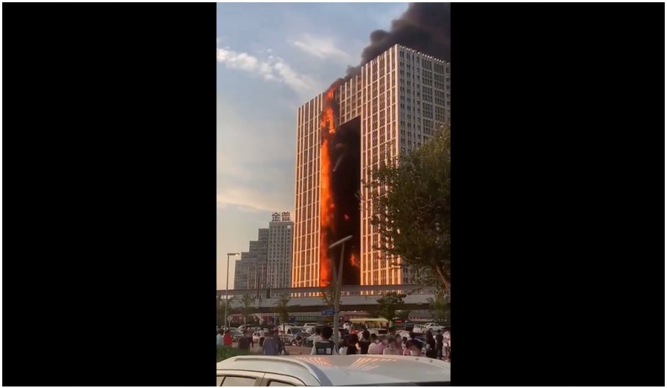 Un bloc cu 28 de etaje şi peste 400 de apartamente a luat foc în China