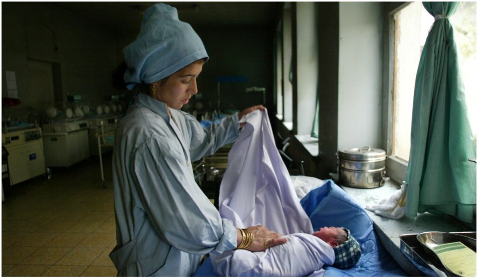 Talibanii le-au cerut tuturor femeilor din sistemul sanitar să revină la lucru