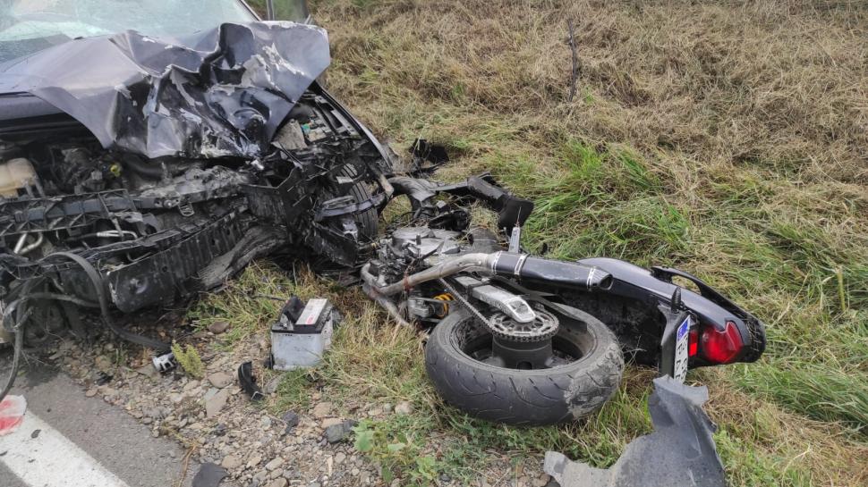 Tânăr motociclist, mort după ce s-a izbit de o mașină, în Costești, Iași 724212
