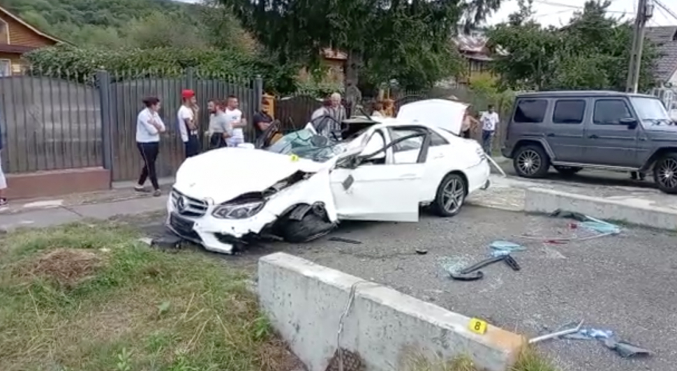 O mamă și-a rănit ambii copii, după ce a intrat cu Mercedesul într-un cap de pod, în Argeș. Bolidul, făcut zob