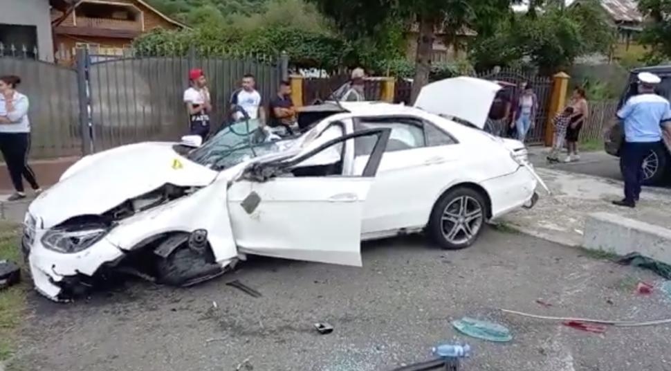O mamă și-a rănit ambii copii, după ce a intrat cu Mercedesul într-un cap de pod, în Argeș. Bolidul, făcut zob 724311