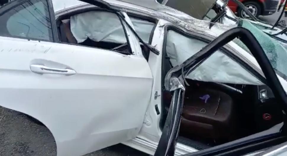 O mamă și-a rănit ambii copii, după ce a intrat cu Mercedesul într-un cap de pod, în Argeș. Bolidul, făcut zob 724312