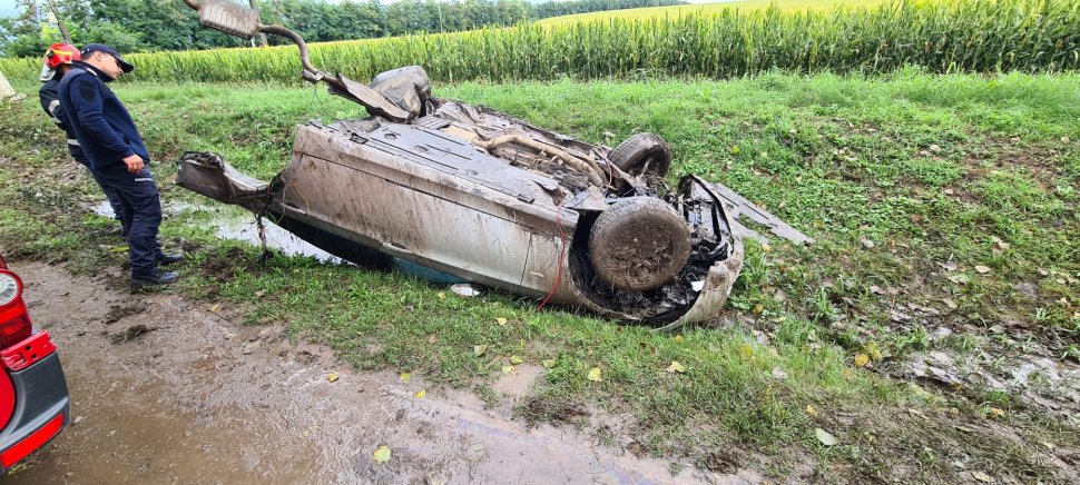 Mașină ruptă în două după un accident care a avut loc la Iași. Jumătate din maşină, aruncată zeci de metri 