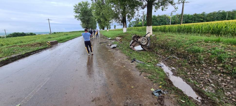 Mașină ruptă în două după un accident care a avut loc la Iași. Jumătate din maşină, aruncată zeci de metri  724271
