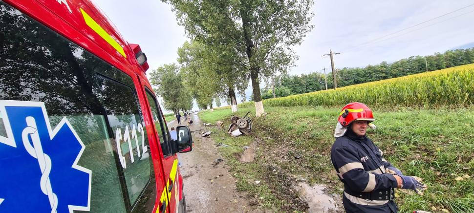 Mașină ruptă în două după un accident care a avut loc la Iași. Jumătate din maşină, aruncată zeci de metri  724272