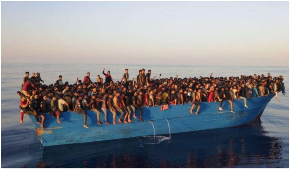 Peste 500 de migranți înghesuiți pe o ambarcațiune, au fost salvați și debarcați pe insula Lampedusa din Italia