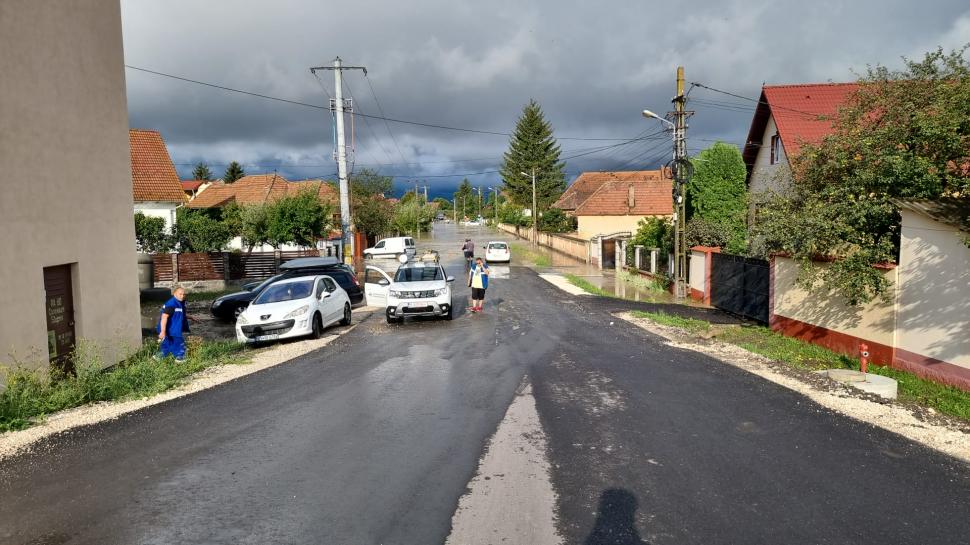 Ploile au inundat străzi și zeci de gospodării în județul Brașov 724257