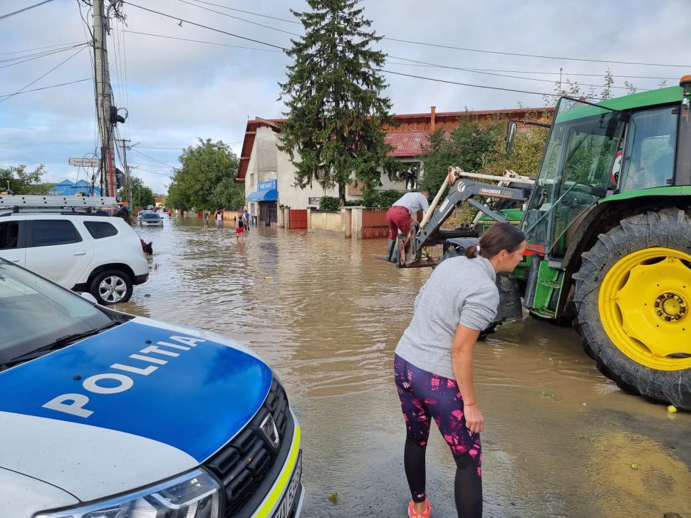 Ploile au inundat străzi și zeci de gospodării în județul Brașov 724258