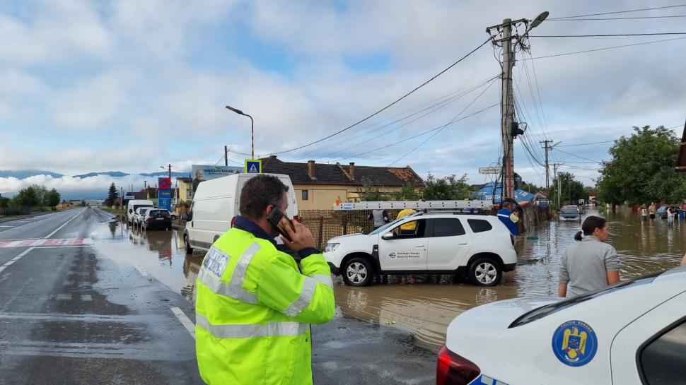 Ploile au inundat străzi și zeci de gospodării în județul Brașov 724259