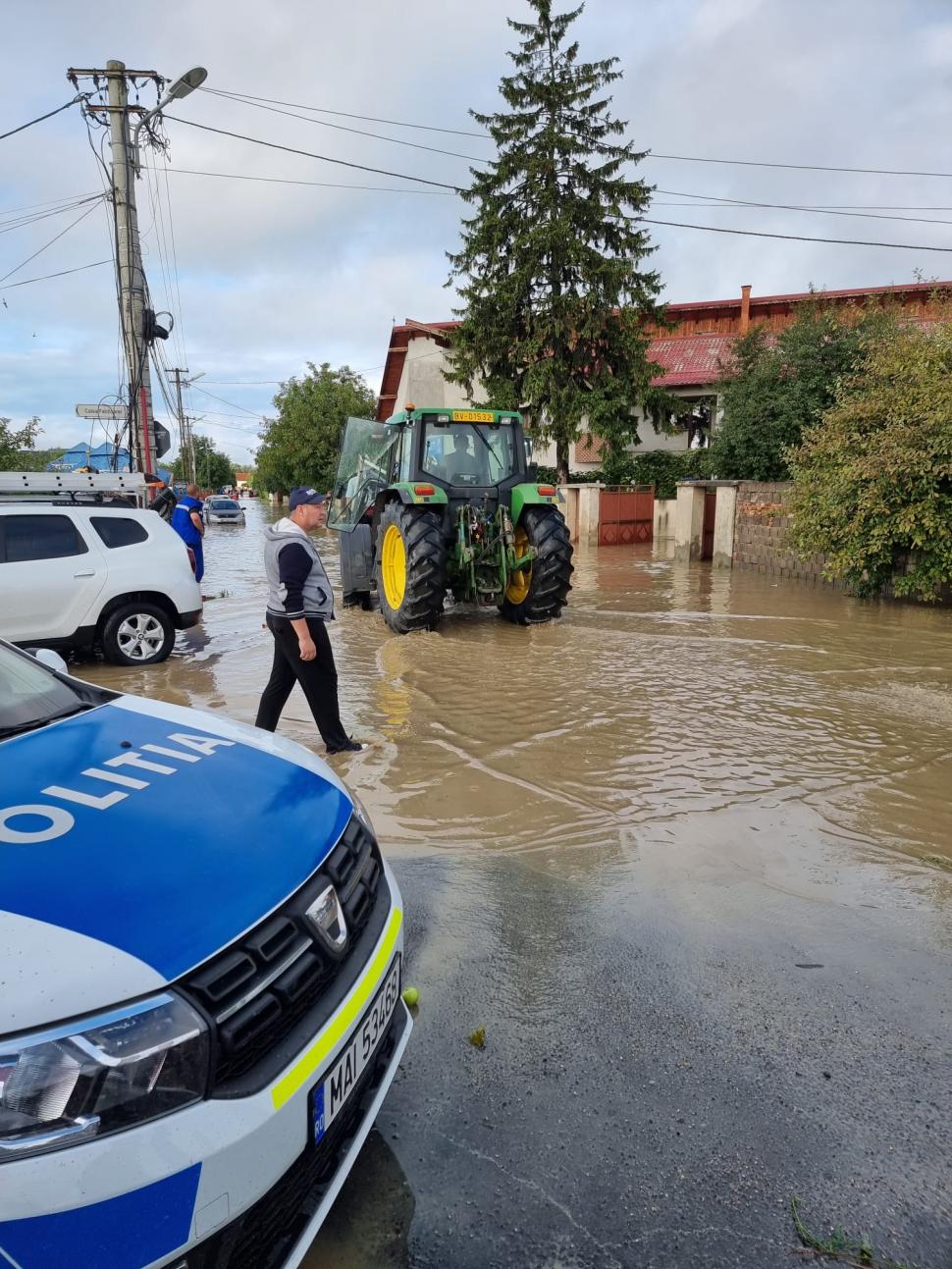 Ploile au inundat străzi și zeci de gospodării în județul Brașov 724260