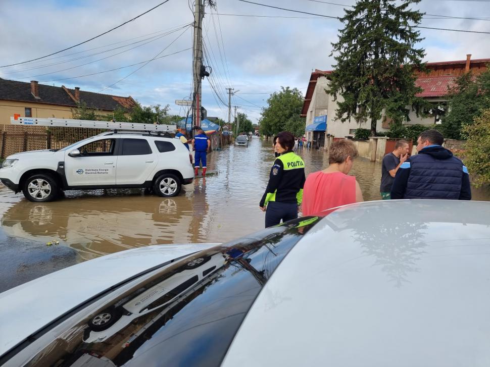 Ploile au inundat străzi și zeci de gospodării în județul Brașov 724261