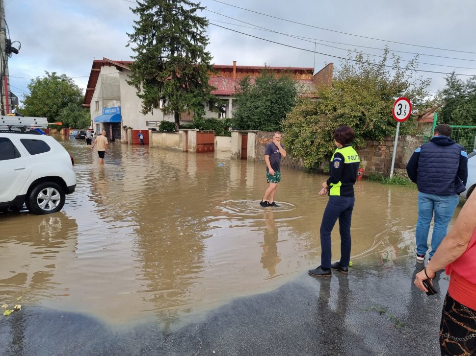 Ploile au inundat străzi și zeci de gospodării în județul Brașov
