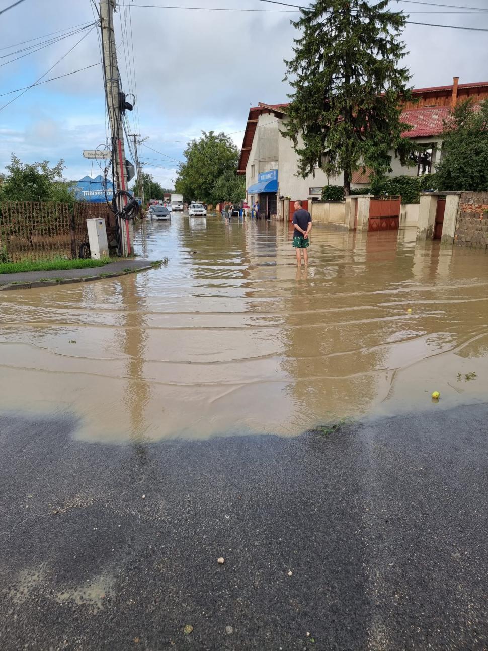 Ploile au inundat străzi și zeci de gospodării în județul Brașov 724263