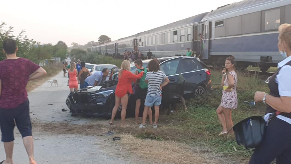 SUV izbit violent de un tren cu călători, în comuna 23 August, Constanța: Pasagerii din mașină, răniți 724330