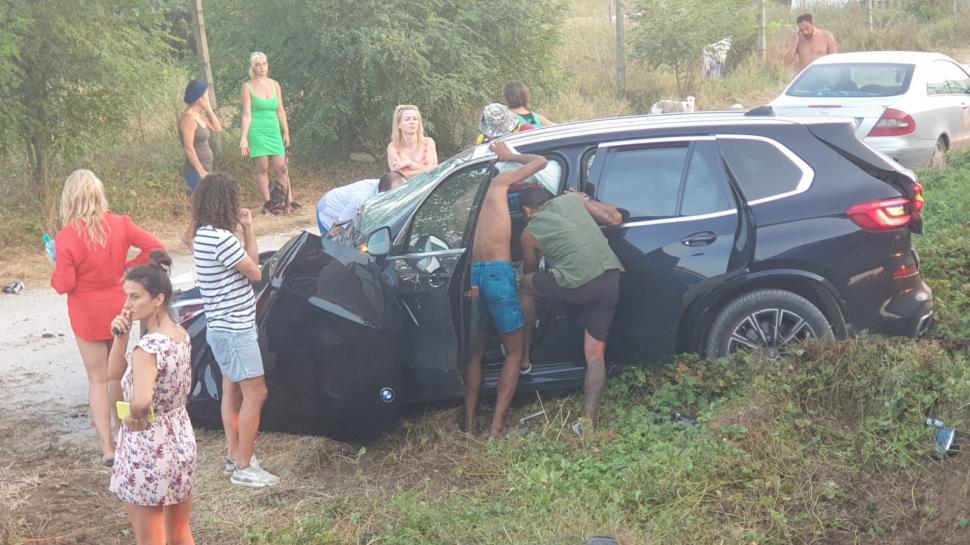 SUV izbit violent de un tren cu călători, în comuna 23 August, Constanța: Pasagerii din mașină, răniți 724334