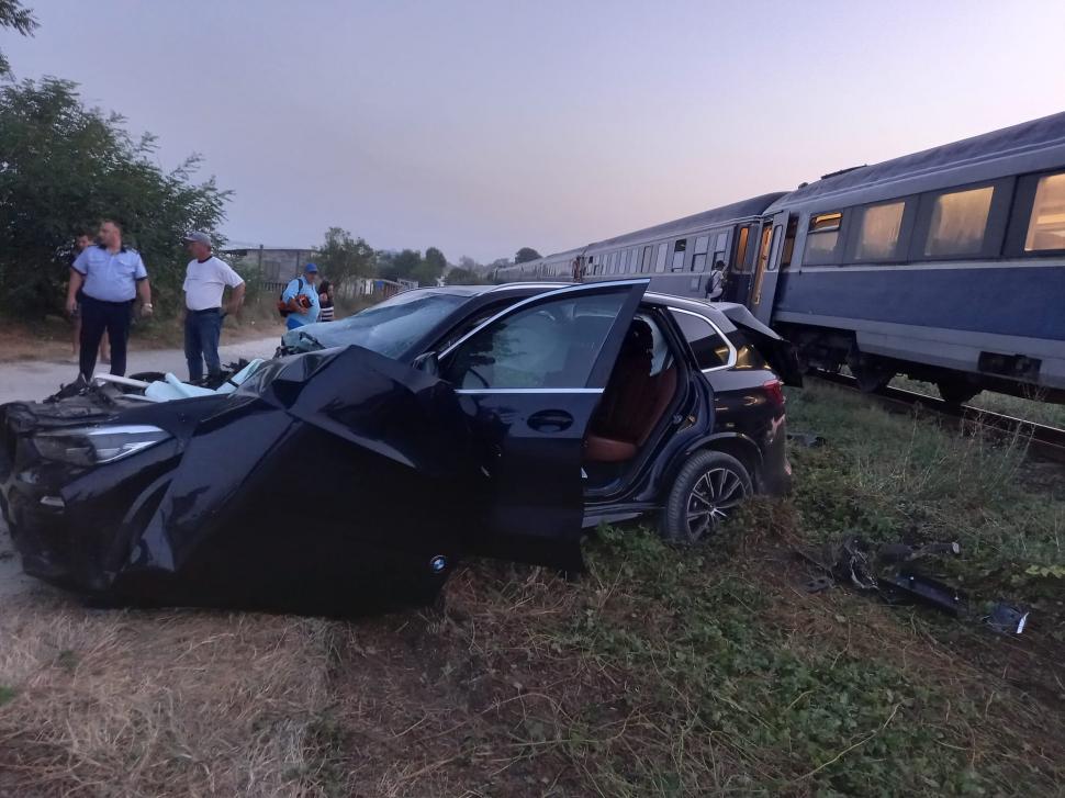 SUV izbit violent de un tren cu călători, în comuna 23 August, Constanța: Pasagerii din mașină, răniți 724338