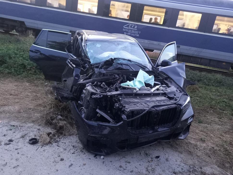 SUV izbit violent de un tren cu călători, în comuna 23 August, Constanța: Pasagerii din mașină, răniți 724339