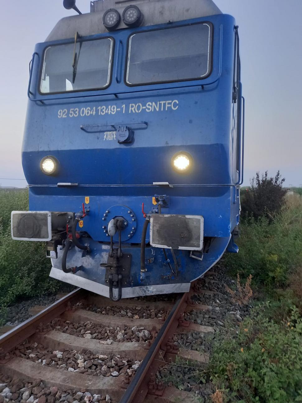 SUV izbit violent de un tren cu călători, în comuna 23 August, Constanța: Pasagerii din mașină, răniți 724340