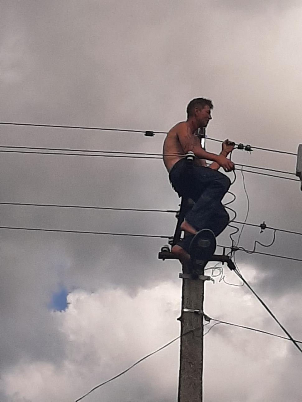 Panică la Vaslui. Un bărbat s-a urcat pe un stâlp electric ameninţând că îşi pune capăt zilelor 724457