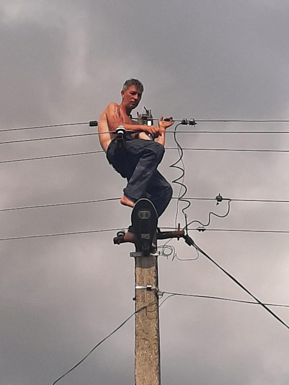 Panică la Vaslui. Un bărbat s-a urcat pe un stâlp electric ameninţând că îşi pune capăt zilelor 724458