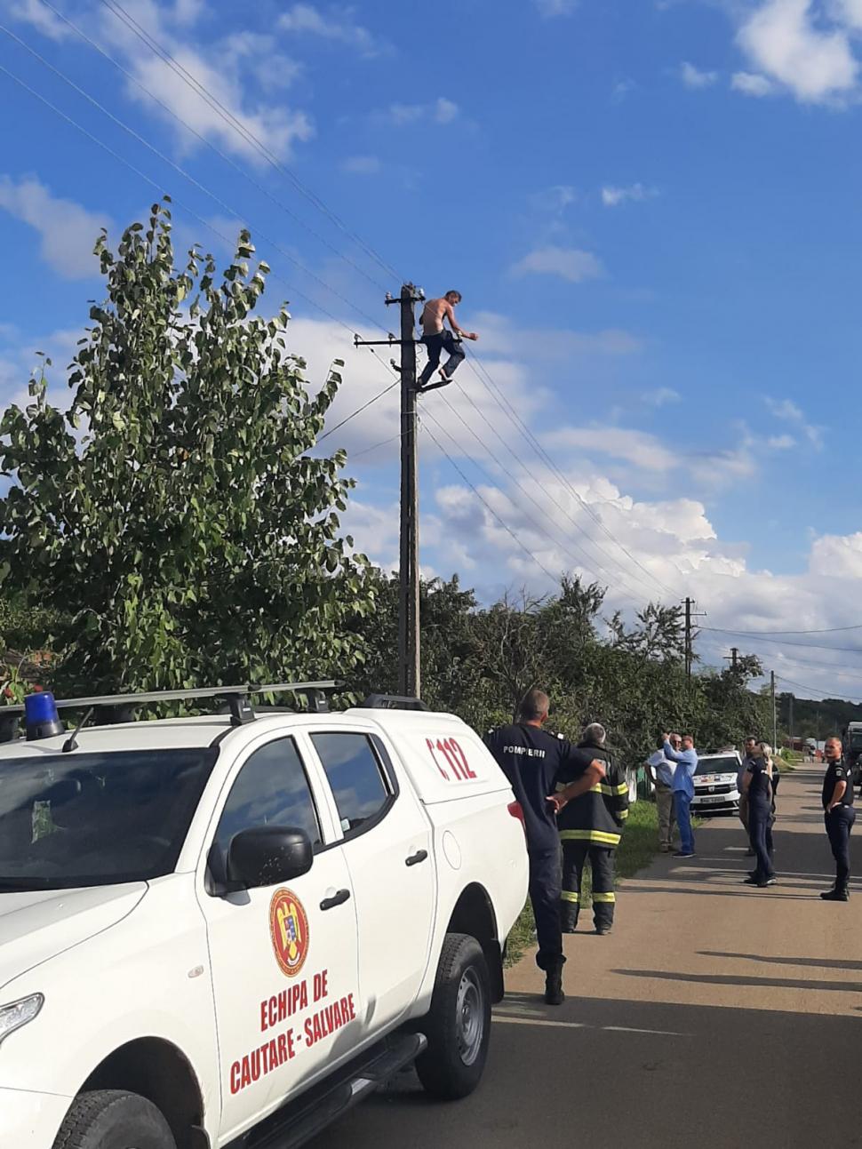 Panică la Vaslui. Un bărbat s-a urcat pe un stâlp electric ameninţând că îşi pune capăt zilelor 724459