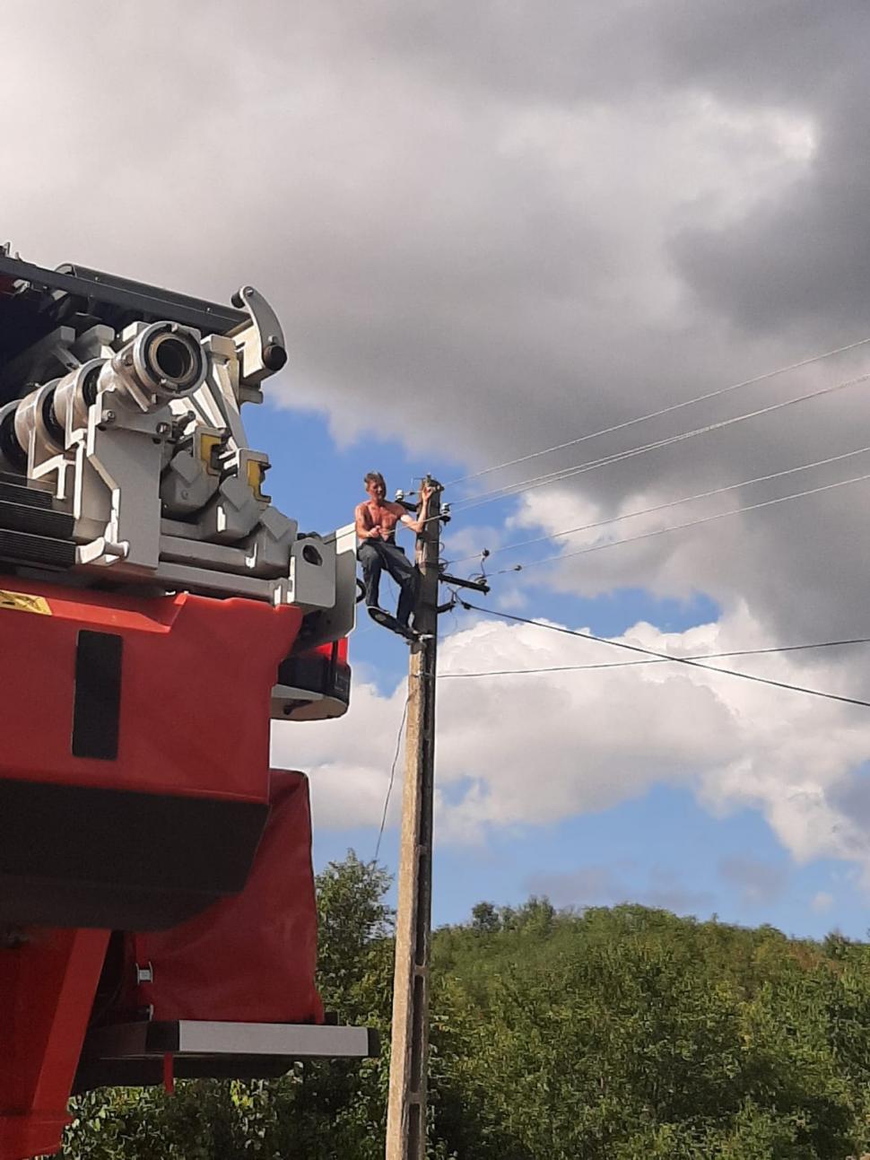 Panică la Vaslui. Un bărbat s-a urcat pe un stâlp electric ameninţând că îşi pune capăt zilelor 724460
