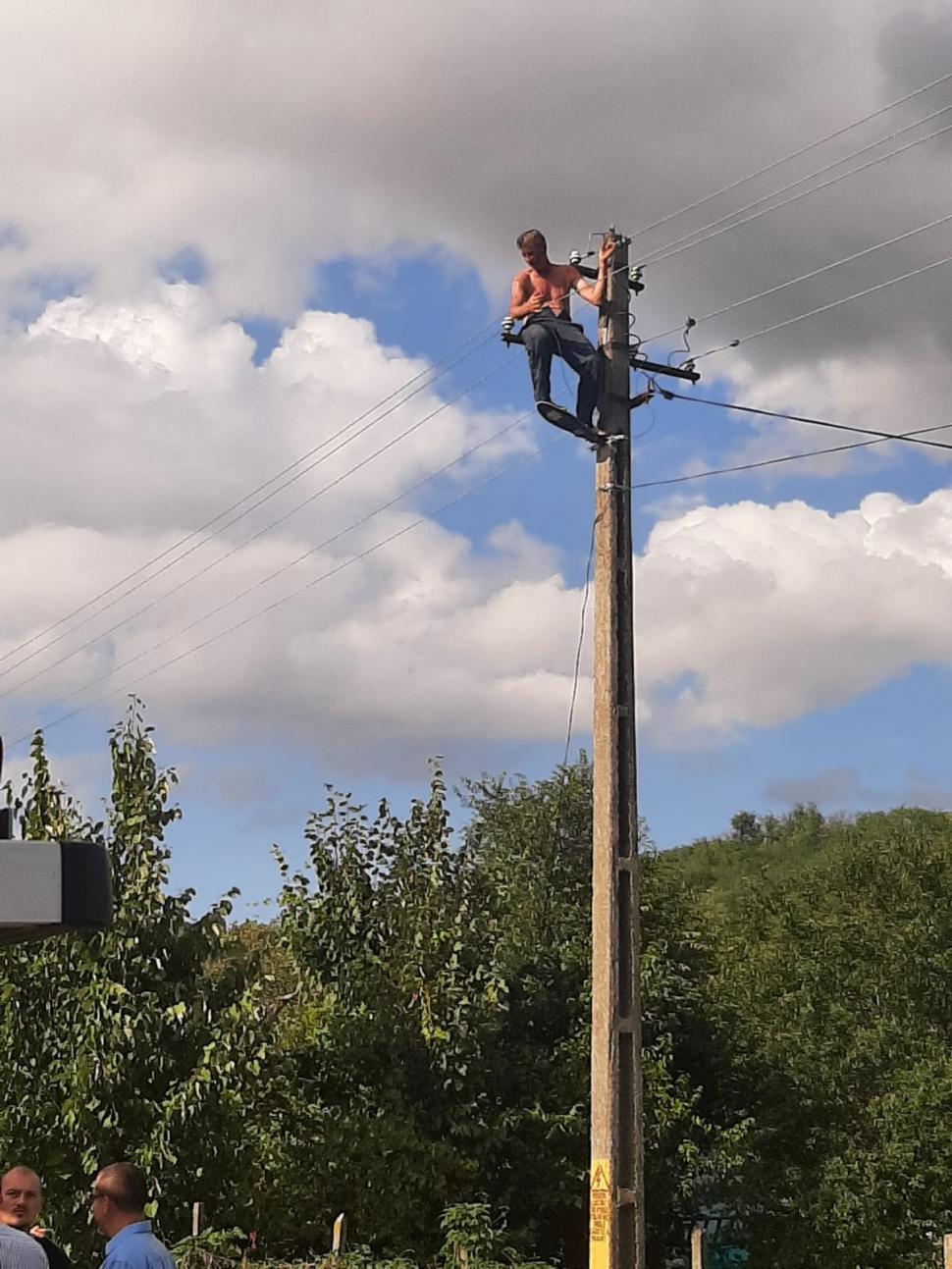 Panică la Vaslui. Un bărbat s-a urcat pe un stâlp electric ameninţând că îşi pune capăt zilelor 724461