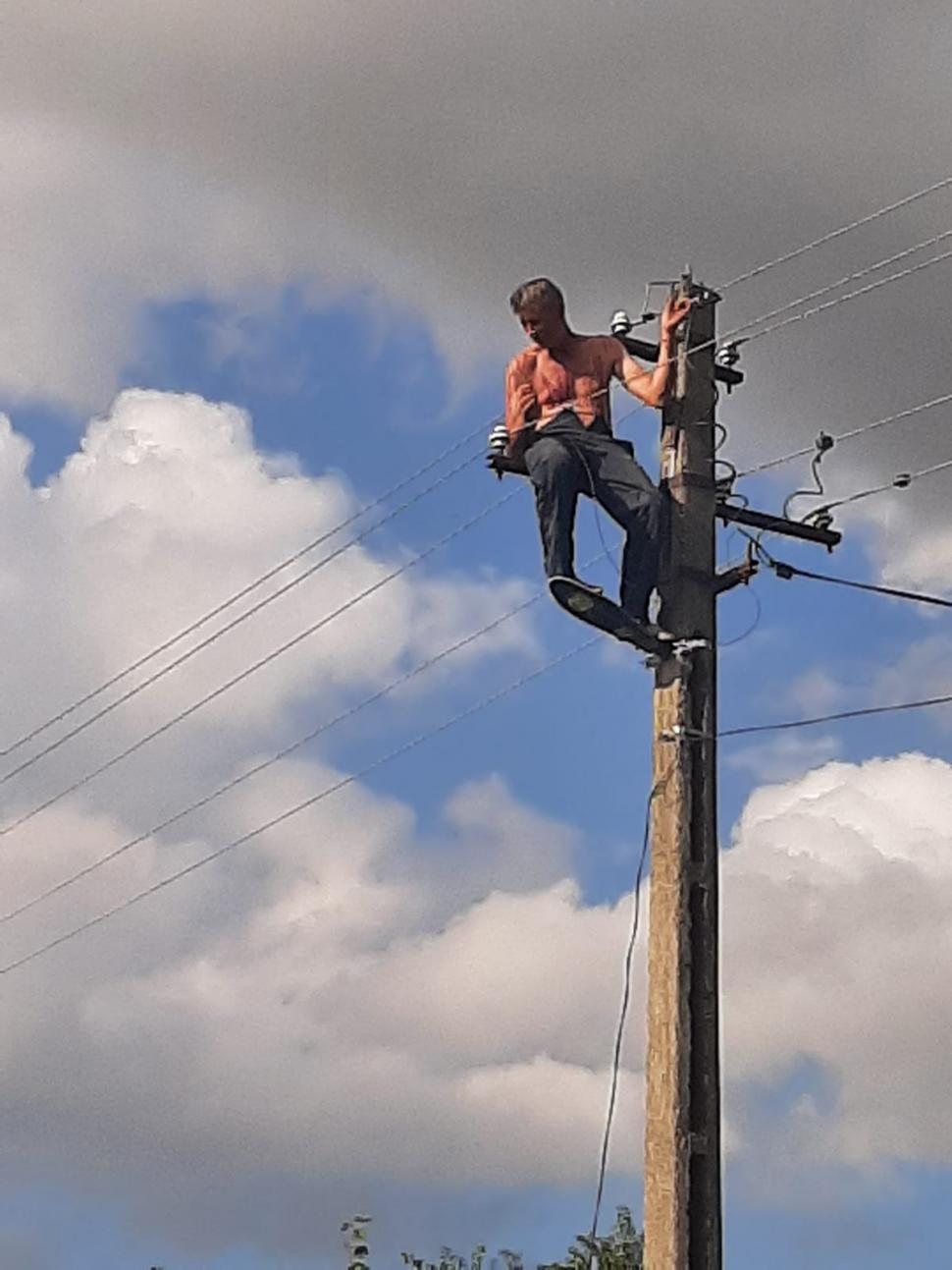 Panică la Vaslui. Un bărbat s-a urcat pe un stâlp electric ameninţând că îşi pune capăt zilelor 724462