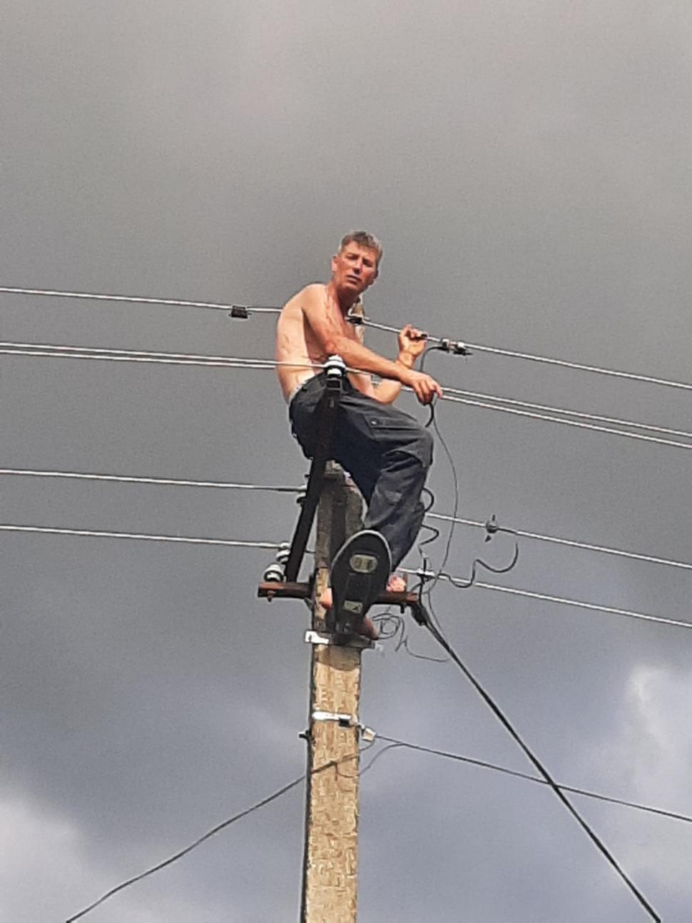 Panică la Vaslui. Un bărbat s-a urcat pe un stâlp electric ameninţând că îşi pune capăt zilelor 724463