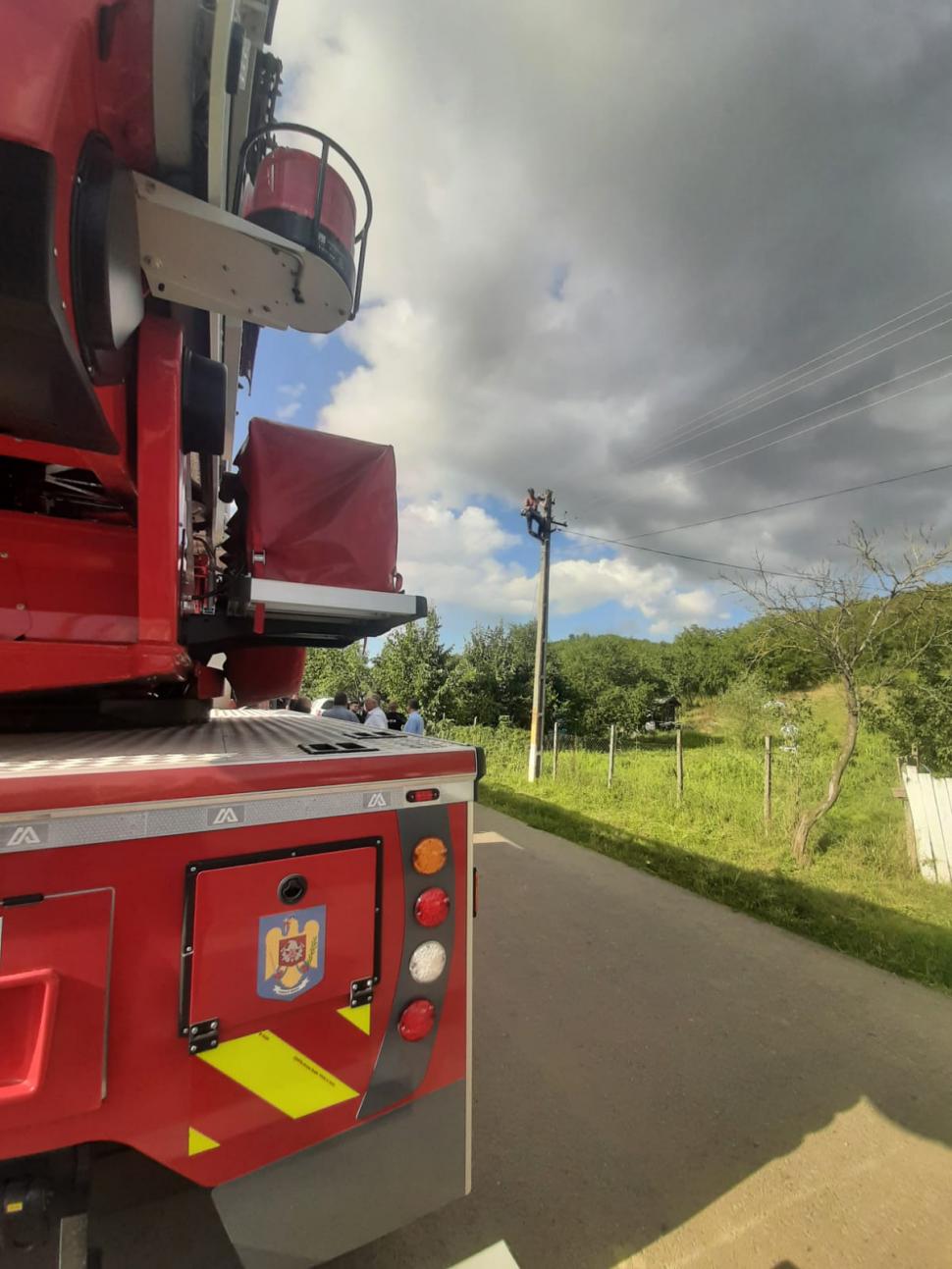 Panică la Vaslui. Un bărbat s-a urcat pe un stâlp electric ameninţând că îşi pune capăt zilelor 724464