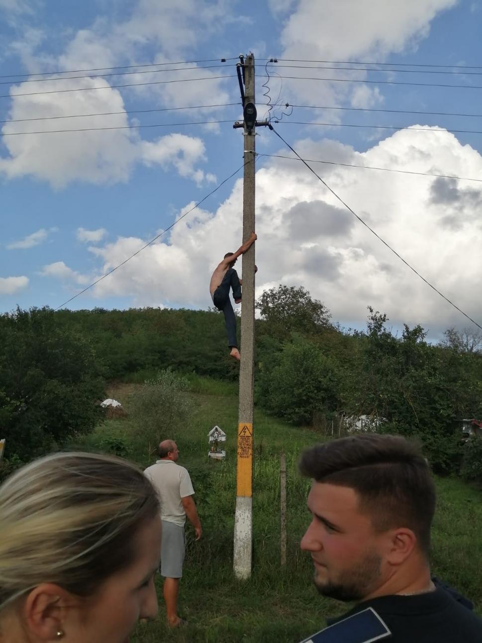 Panică la Vaslui. Un bărbat s-a urcat pe un stâlp electric ameninţând că îşi pune capăt zilelor 724498
