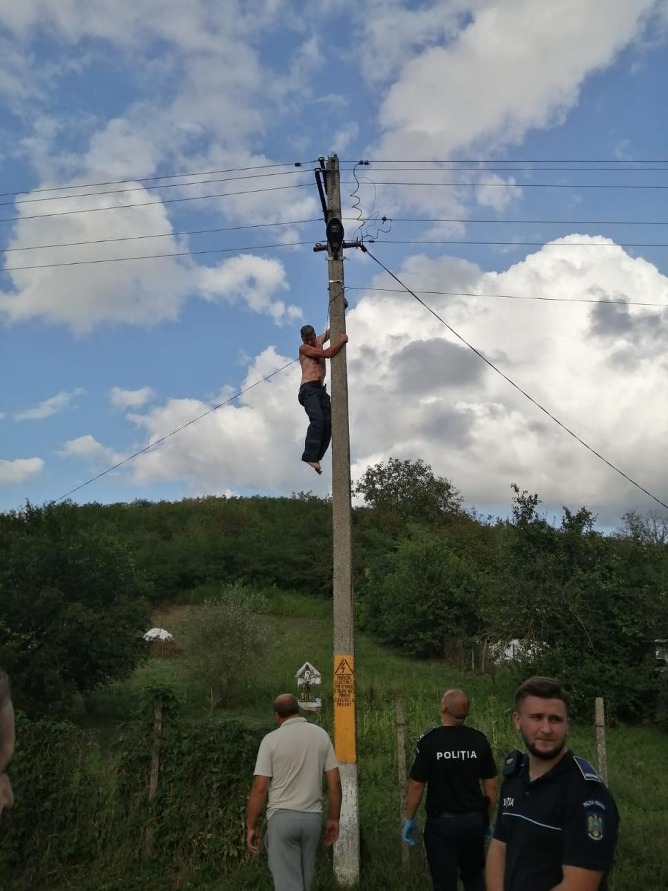 Panică la Vaslui. Un bărbat s-a urcat pe un stâlp electric ameninţând că îşi pune capăt zilelor 724499