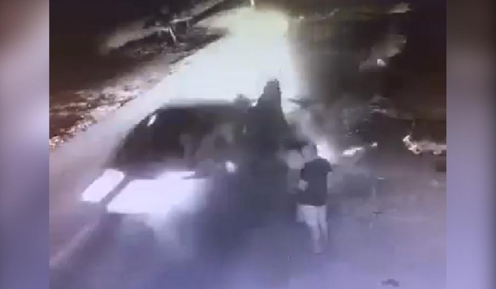 Momentul în care o căruţă este spulberată de o maşină în Botoşani. O persoană a fost rănită 724521