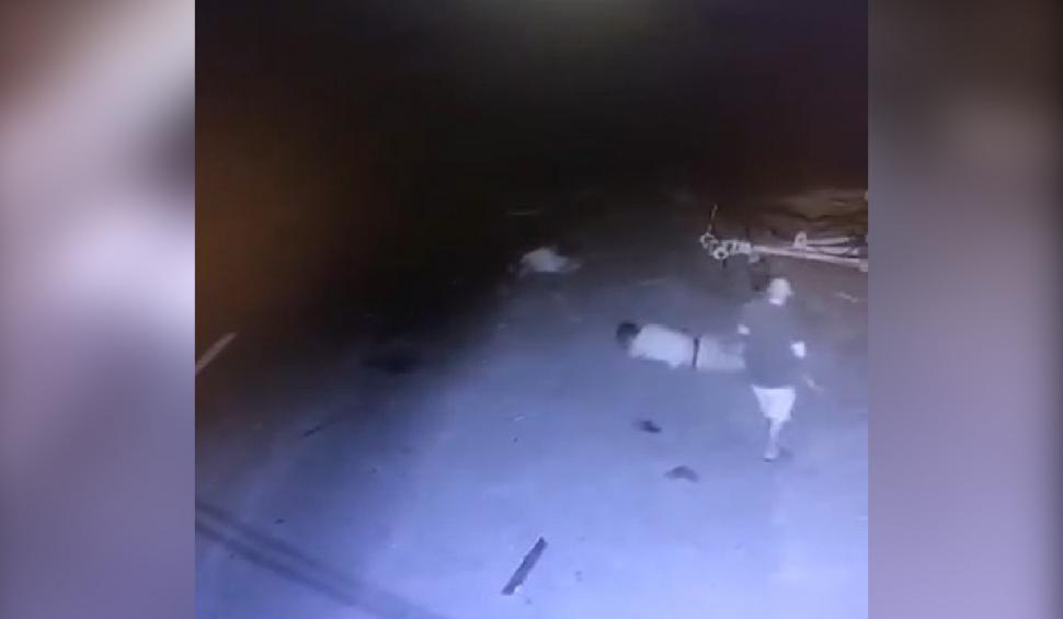 Momentul în care o căruţă este spulberată de o maşină în Botoşani. O persoană a fost rănită 724522