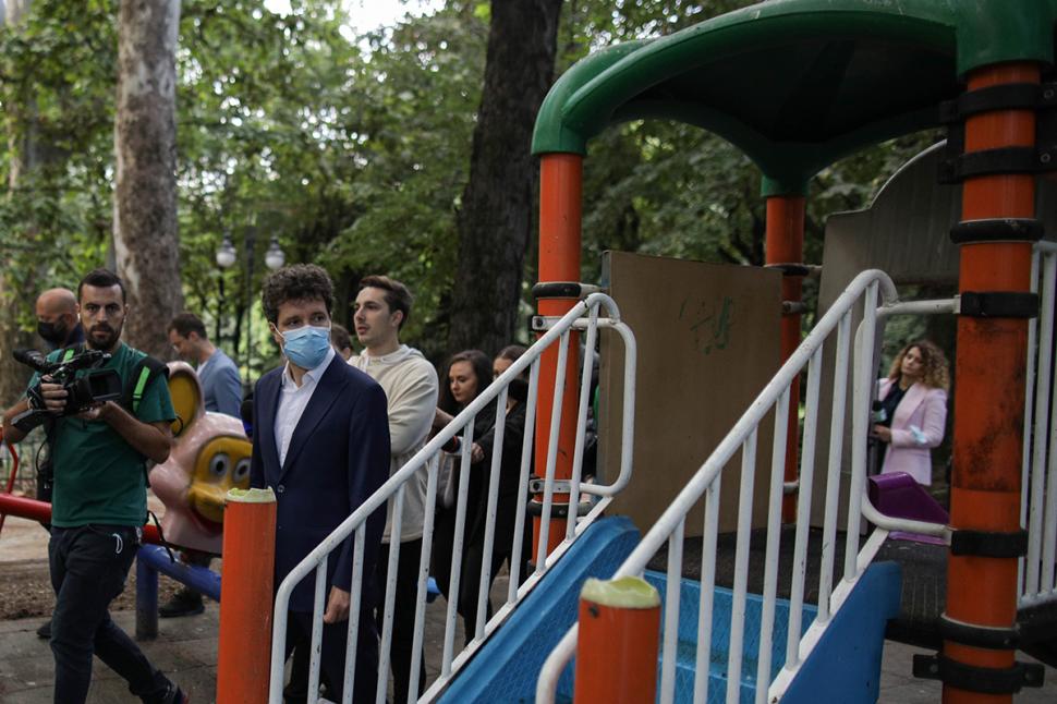 Începe curățenia în Cișmigiu. Nicușor Dan, în parc: ”M-am implicat și am crezut că problema va fi rezolvată” 724374