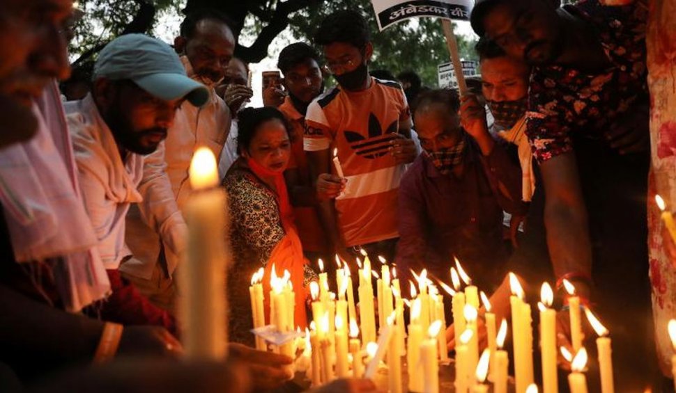 Un preot și trei ajutoare, arestați și puși sub acuzare pentru viol în grup și uciderea unei fete de 9 ani, în India