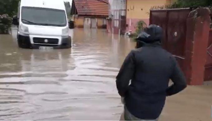 Prăpăd în Brașov, după o viitură puternică. 140 de locuințe au fost afectate: ”Nici bătrânii nu au văzut așa ceva!”