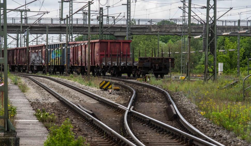 Viteza medie a trenurilor de marfă în România este de 16 km/h. Drumul unui marfar, de la Constanța la Arad, ar dura între 7 și 12 zile