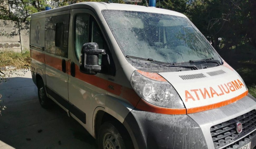 O ambulanţă a luat foc în parcarea SAJ Prahova 