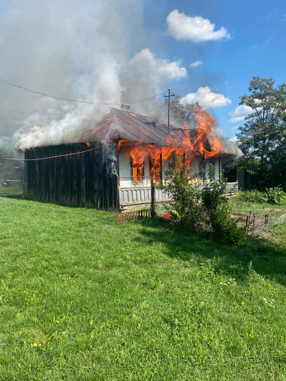 Casă cuprinsă de flăcări în Botoșani, după o ceartă între bunic și nepot. Bătrânul are arsuri grave 724678