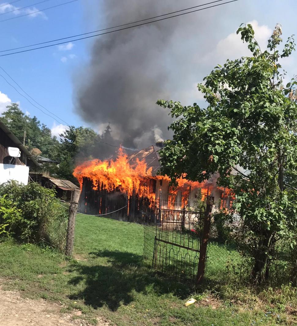 Casă cuprinsă de flăcări în Botoșani, după o ceartă între bunic și nepot. Bătrânul are arsuri grave 724679