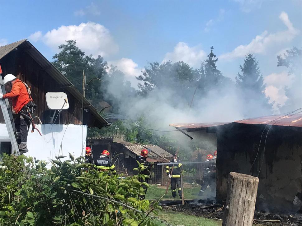 Casă cuprinsă de flăcări în Botoșani, după o ceartă între bunic și nepot. Bătrânul are arsuri grave 724680