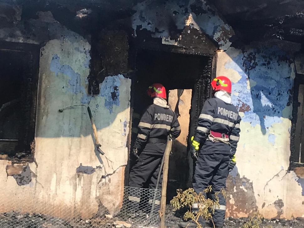 Casă cuprinsă de flăcări în Botoșani, după o ceartă între bunic și nepot. Bătrânul are arsuri grave 724681